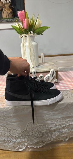 Like new Nike sneakers size 7.5