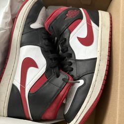 Selling Jordan 1’s (Size 9)