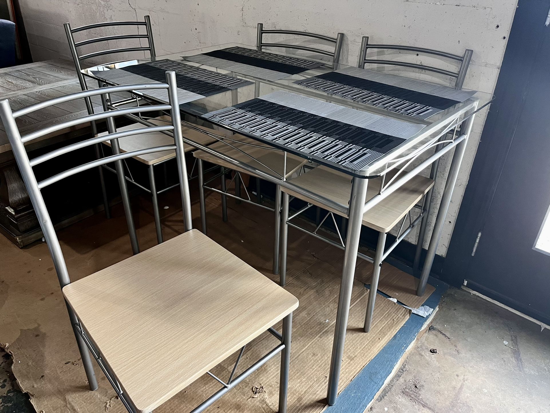 New Beautiful 5pc Metallic Silver Kitchen Dining Table Including 4 Chairs β
Only $39 To Finance β