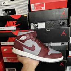 Jordan 1 Mid Cherrywood Red size 10.5 VNDS 