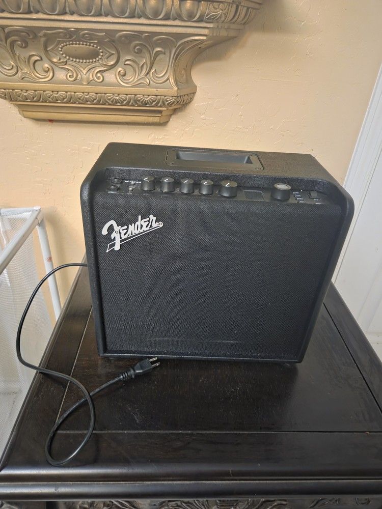 LT25 Fender guitar amplifier 
