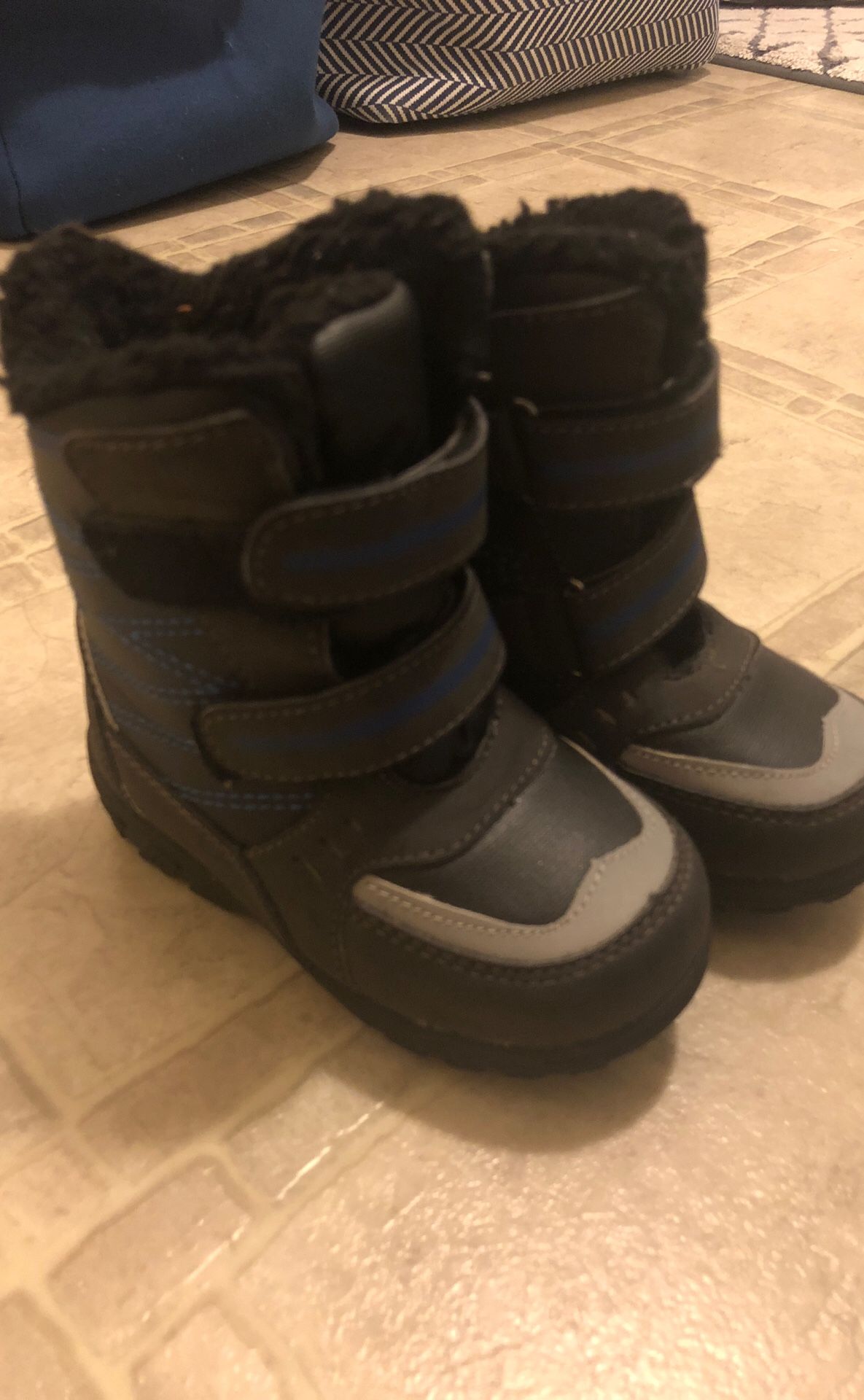 Size 7 toddler snow boots TOTES