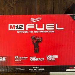 Milwaukee Drill + 2 Baterías  De 2.0 M12