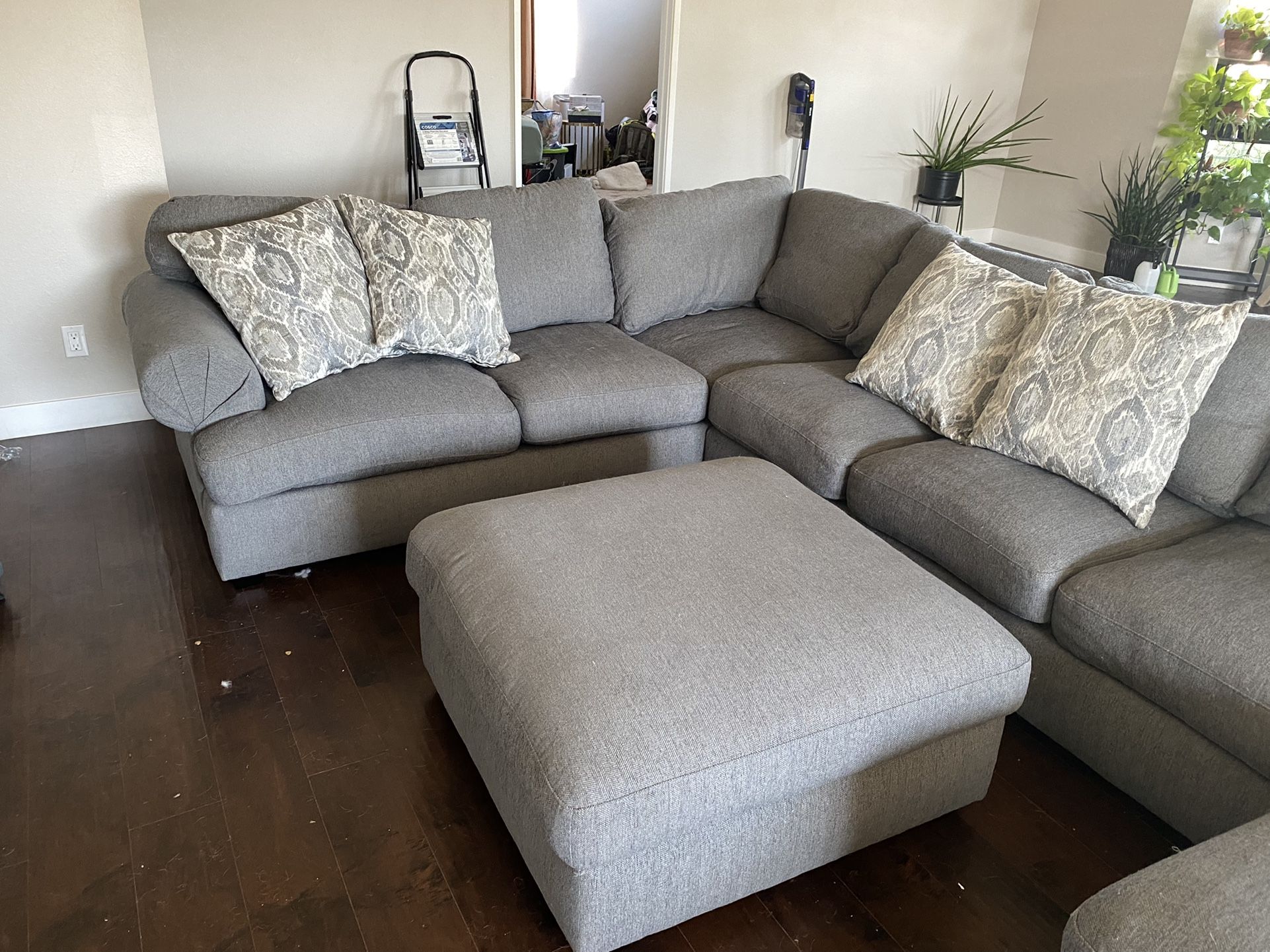 Jerome s Jameson Sectional Chaise for Sale in Long Beach CA