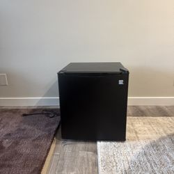 Mini fridge 