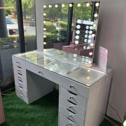 White Makeup Vanity and LED Mirror / Tocador de maquillaje blanco y espejo LED