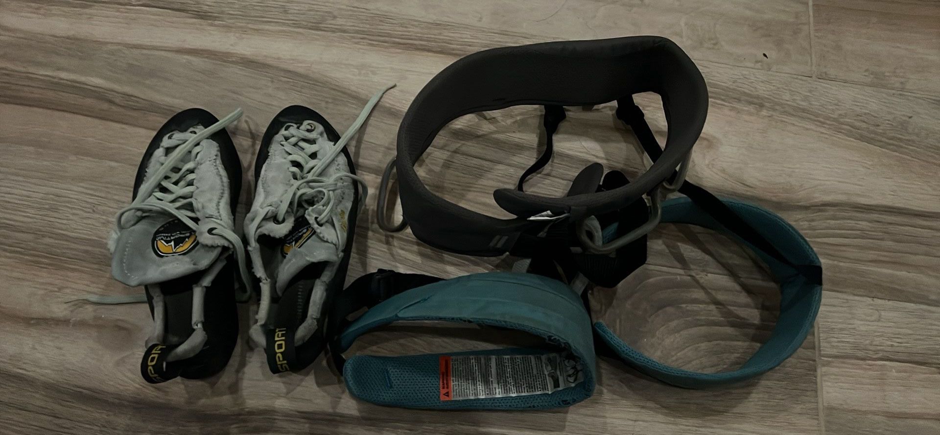 Climbing harness black diamond size M, chalk bag, belay device