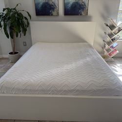 I Kea Queen Bed Frame With Slats And Mattress 