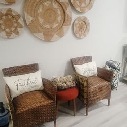 WICKER CHAIRS AND ROUND TABLE