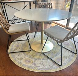 41” Round Table with 3 Wicker Chairs – Great Condition