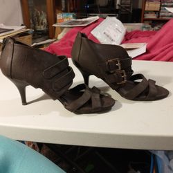 8 1/2 Cato's Brown Strapped Heels With Buckle