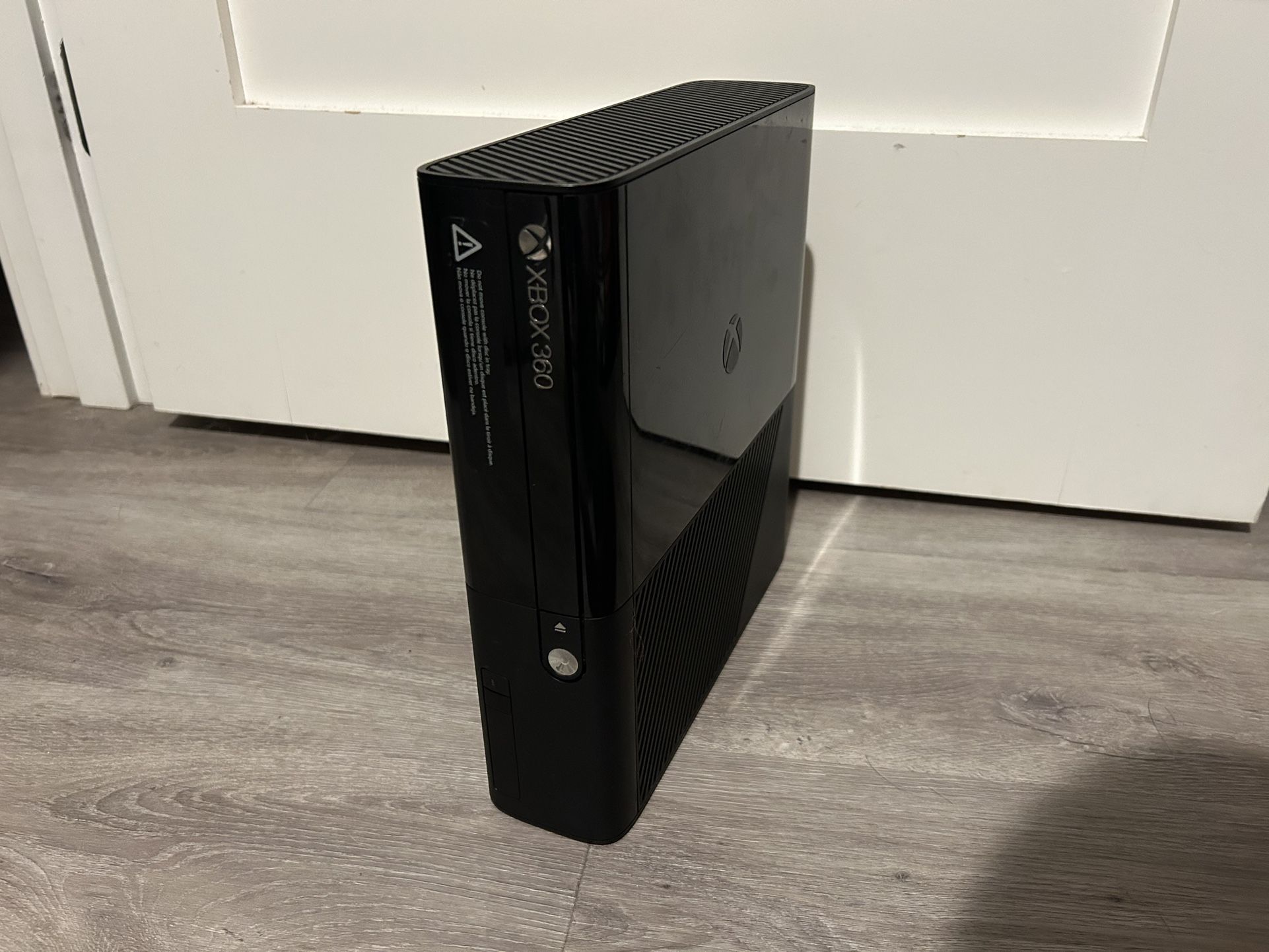 Xbox 360 E 4GB