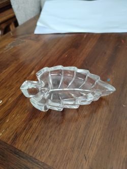 Vintage 24% lead crystal leaf shaped trinket or ring dish