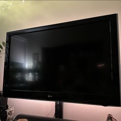 LG 47" TV (Model: 47LD520)