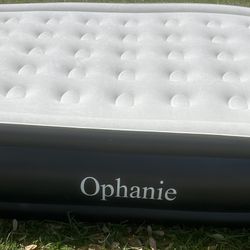 Queen 20” Black Ophanie Air Mattress w/ Built-In Pump Colchón Inflable Queen 20” Negro Ophanie con Bomba Integrada