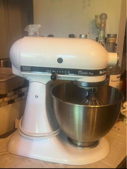 Kitchen Aid Stand Mixer + 3 attachments