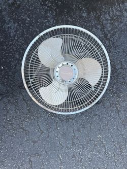 Oscillating desk fan
