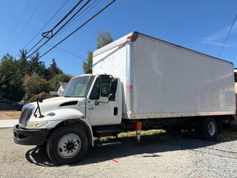 International Box Truck 4200 vt365