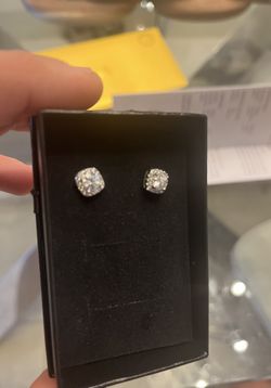 0.5 moissanite earrings Brand new with papers and GRA certification, will pass diamond earrings.