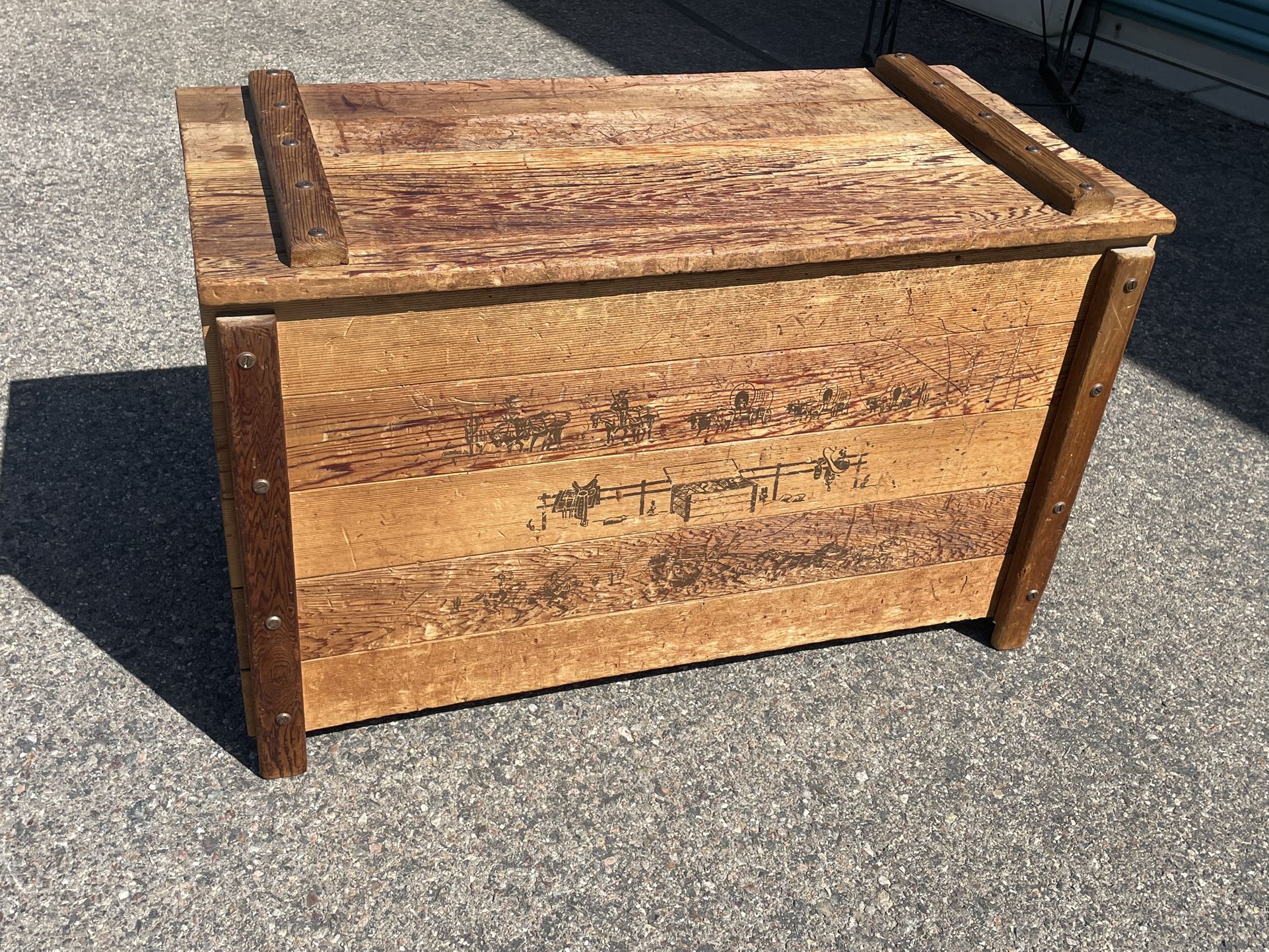 VINTAGE Western cowboy Indian pictures - TOYS STORAGE CHEST - WOODEN - GOOD CONDITION 60s
