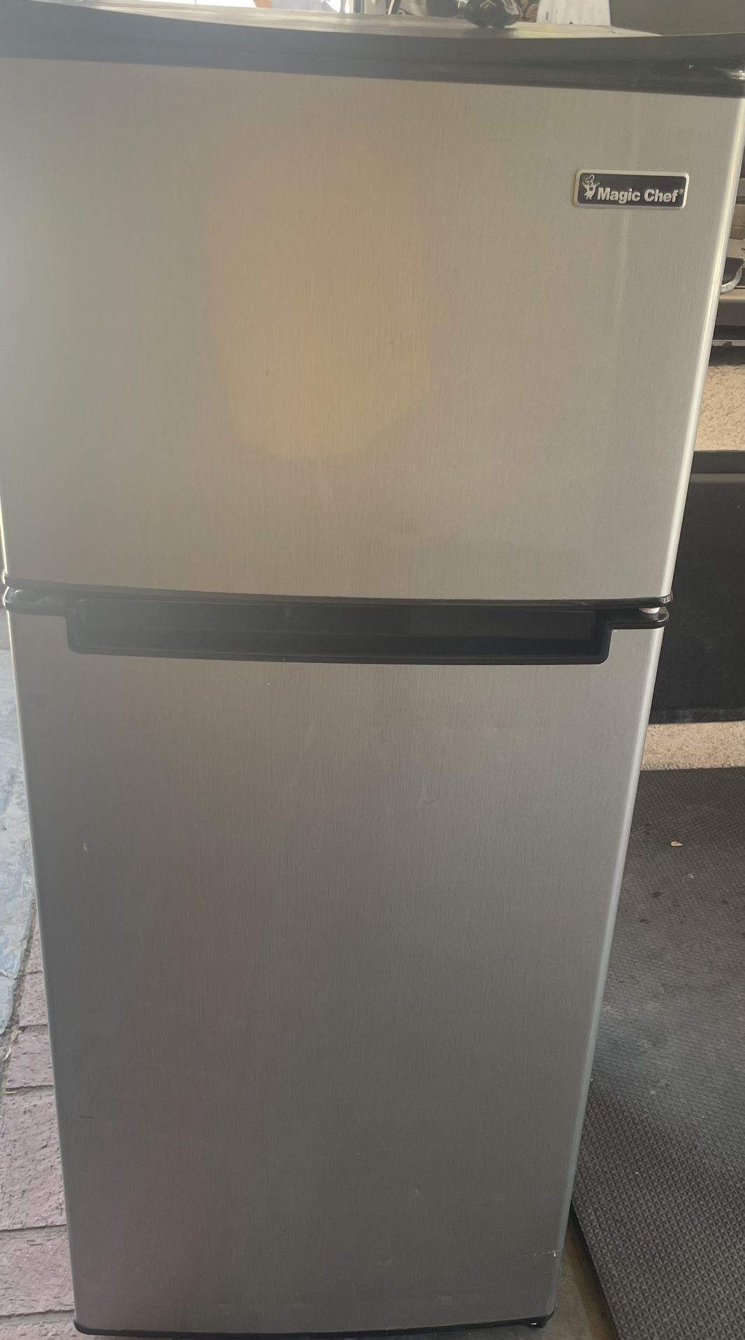 Magic Chef Small fridge 4ft height. Please read description