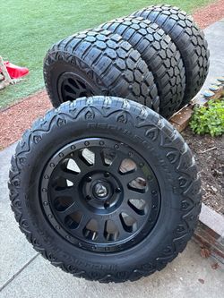 Toyota tundra 5 birlos wheels and tires