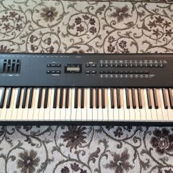 Alesis QS8 88-Key Synthesizer Piano