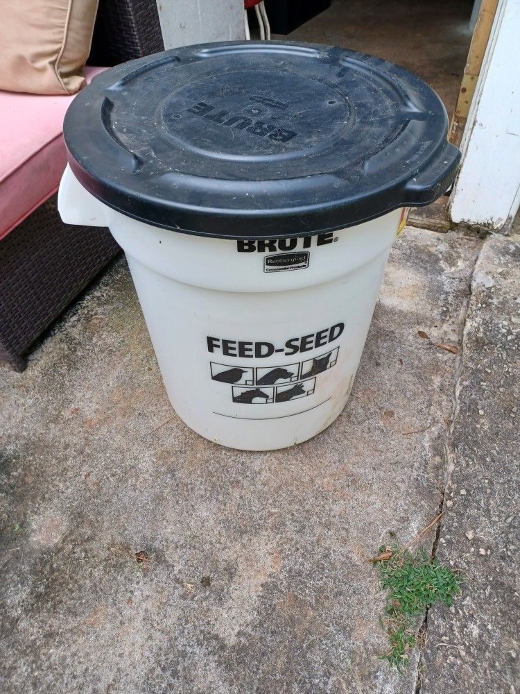Brute Rubbermaid Feed Chicken Dog Catch Food Storage Container