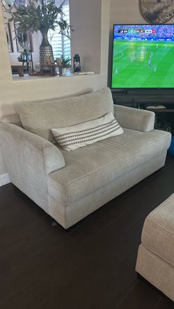 3-Piece Cream Living Room Set – Excellent Condition