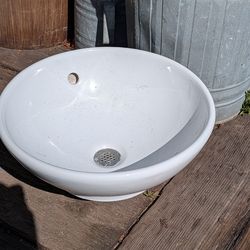 Beautiful pedestal sink good condition no cracks bathroom basin white ceramic modern bowl