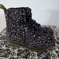 Dr Martens Page Courtney Floral Black Canvas Combat Boots