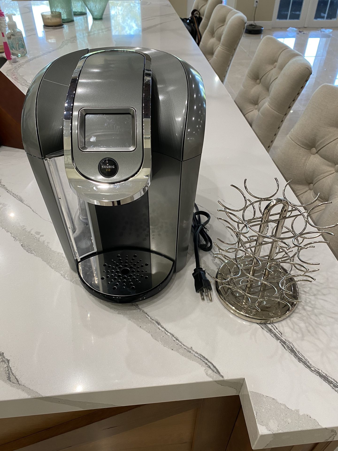 Keurig K2.0 coffee machine with pod holder