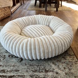 Gorgeous Large Plush Dog Bed - New