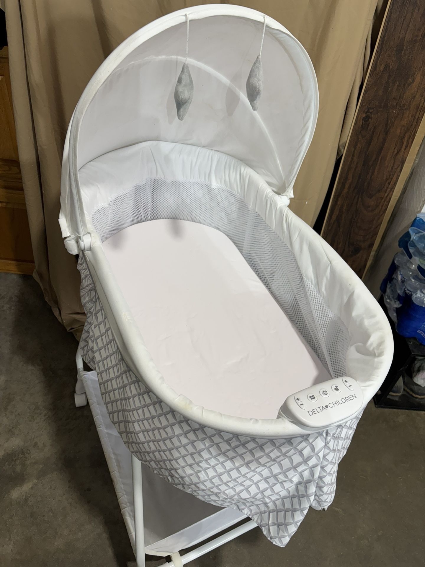 Delta Children Bassinet 