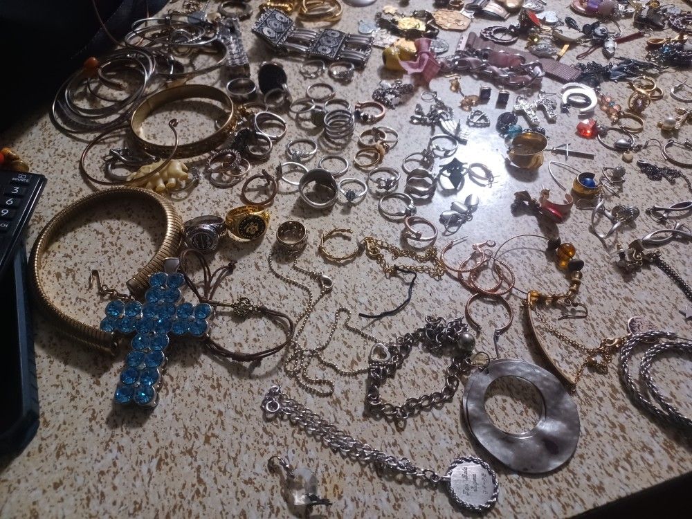 Lots Of Jewlery