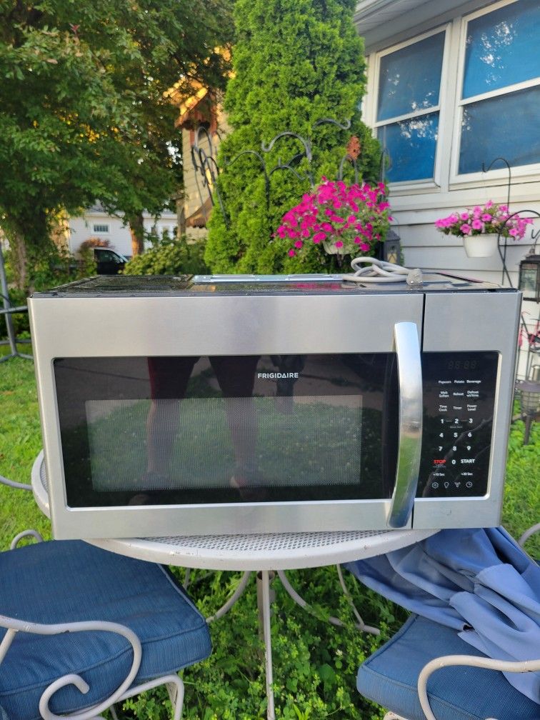 FRIGIDAIRE 1000 WATT MICROWAVE