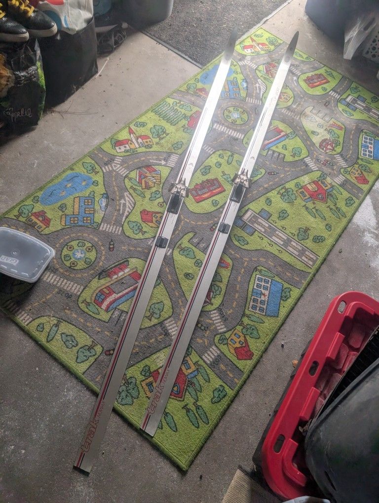 Rare 1970s - trak no wax, top sport Cross country Skis w/bindings