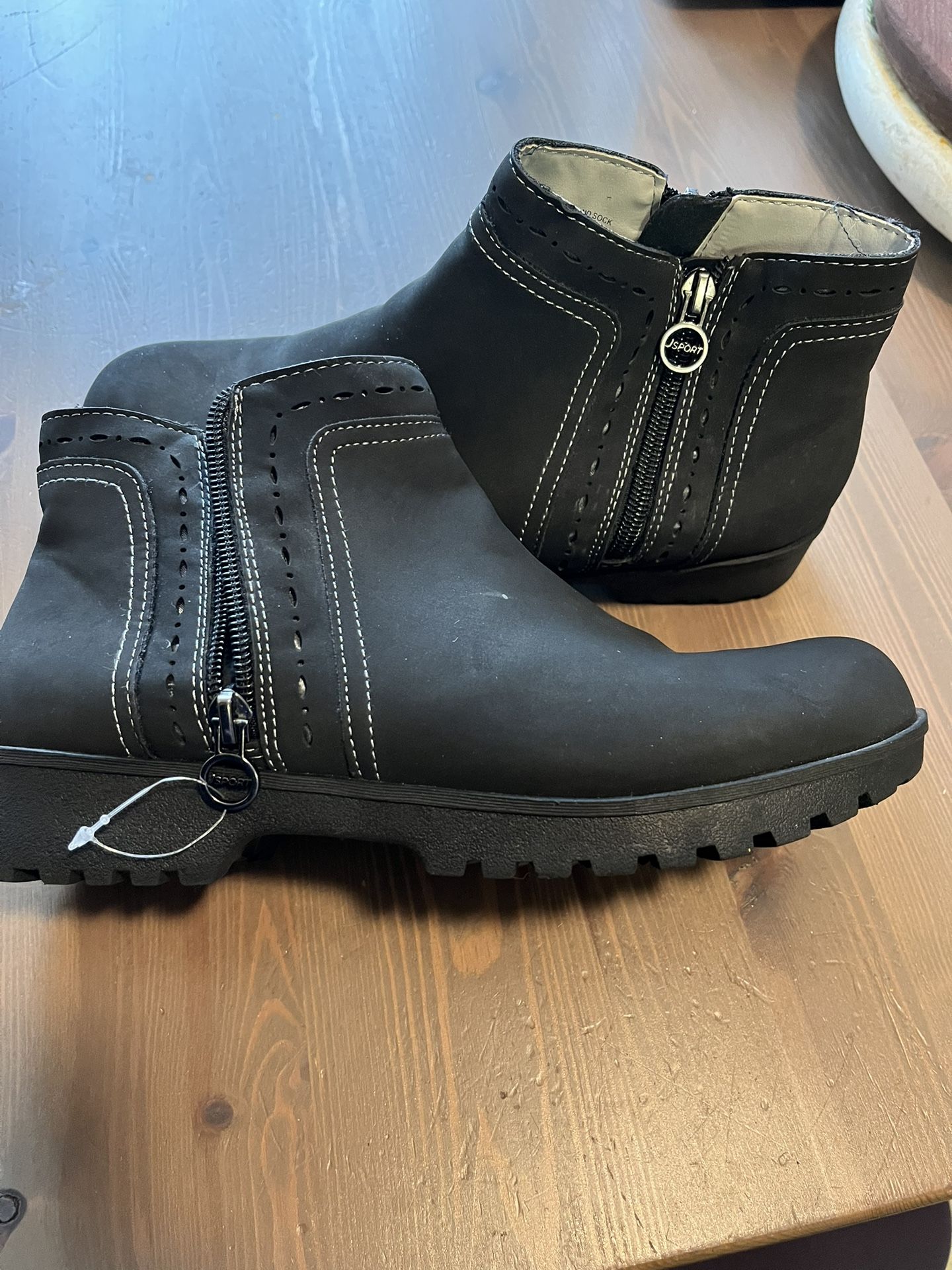 Short black boots with zipper, size 8.5