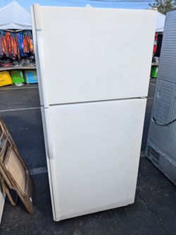 30" Kenmore White refrigerator/3 months of warranty and free local delivery