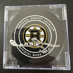 BOBBY ORR SIGNED BOSTON BRUINS AUTOGRAPHED NHL HOCKEY PUCK IN CASE W/COA - 916A
