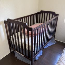 Crib And Mattress Combo Plus Changing Table 