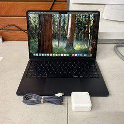 2022 Apple MacBook Air M2 Processor 8GB RAM 256GB SSD W/ Charger 