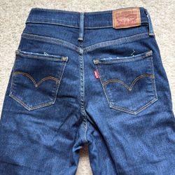 Levi’s Woman Jean Size 25 720 High Rise Super Skinny 