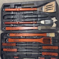 Brand New: 17 Piece Wooden Handle Grill BBQ Grill Set, Utensils