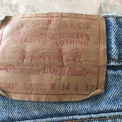 LEVI STRAUSS 550 34 X 32 COLOR BLUE  (JEANS HAVE BEEN DISTRESSED)  LOCATION HORIZON AND GREENWAY 89002 $20.00 