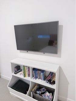 LG TV 40’ with TV mount