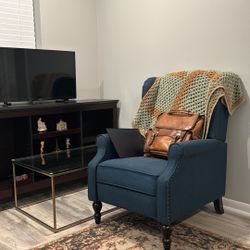 I am selling this small piece of furniture