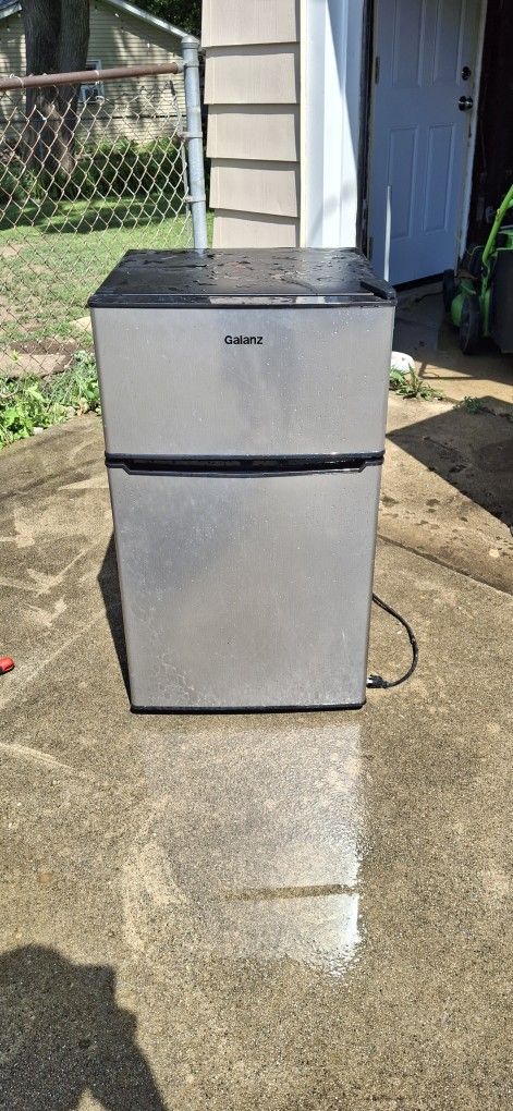 2 Mancave Or Garage Mini And 1/2 Fridge