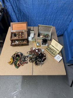 Large, lots of a assorted costume jewelry