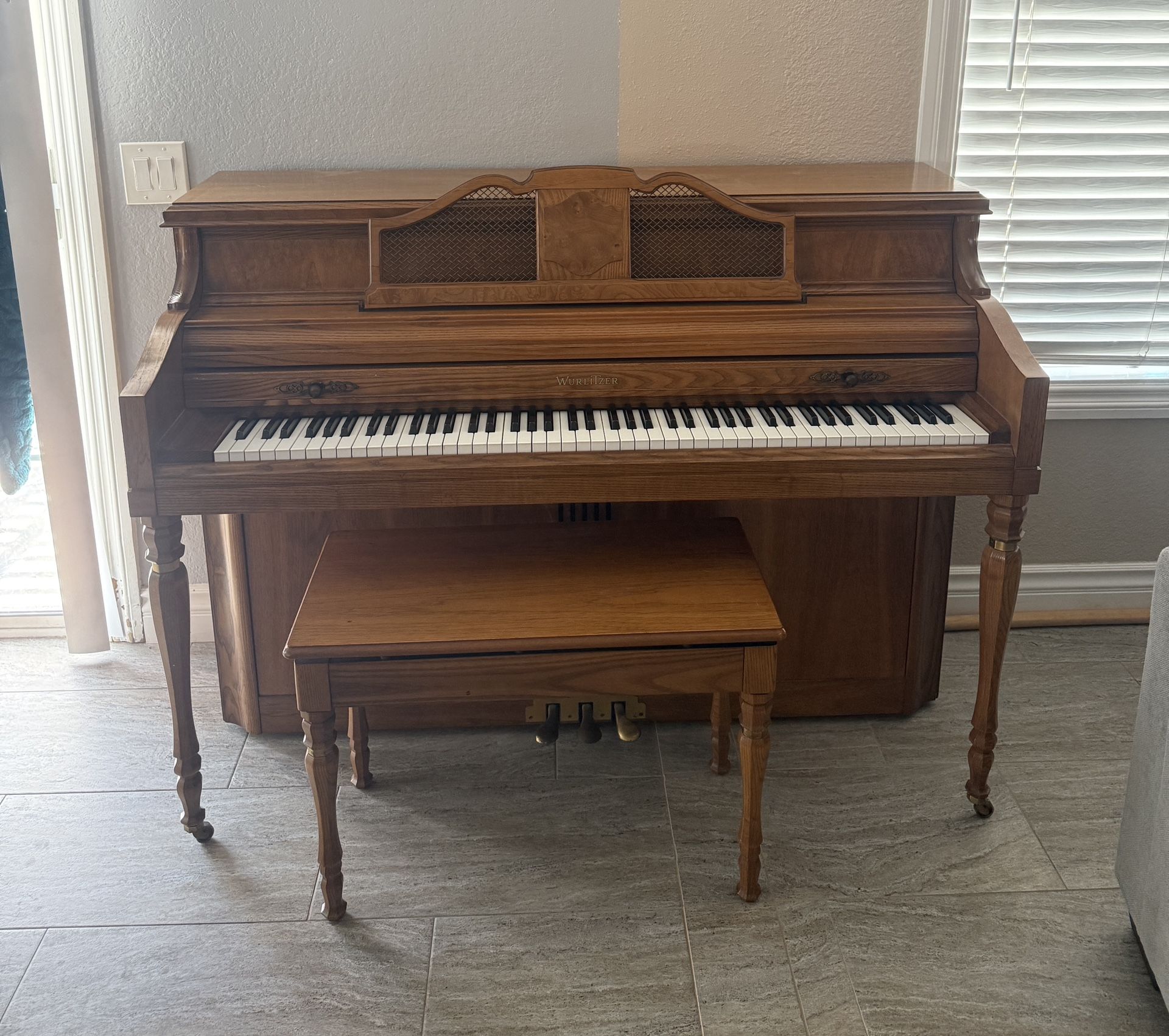 Wurlitzer 2780 Upright Piano Excellent Condition Wood